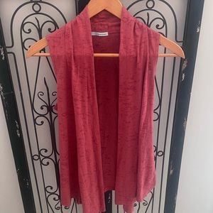 Sleeveless cardigan in pale copper, lightweight, rouched neck.